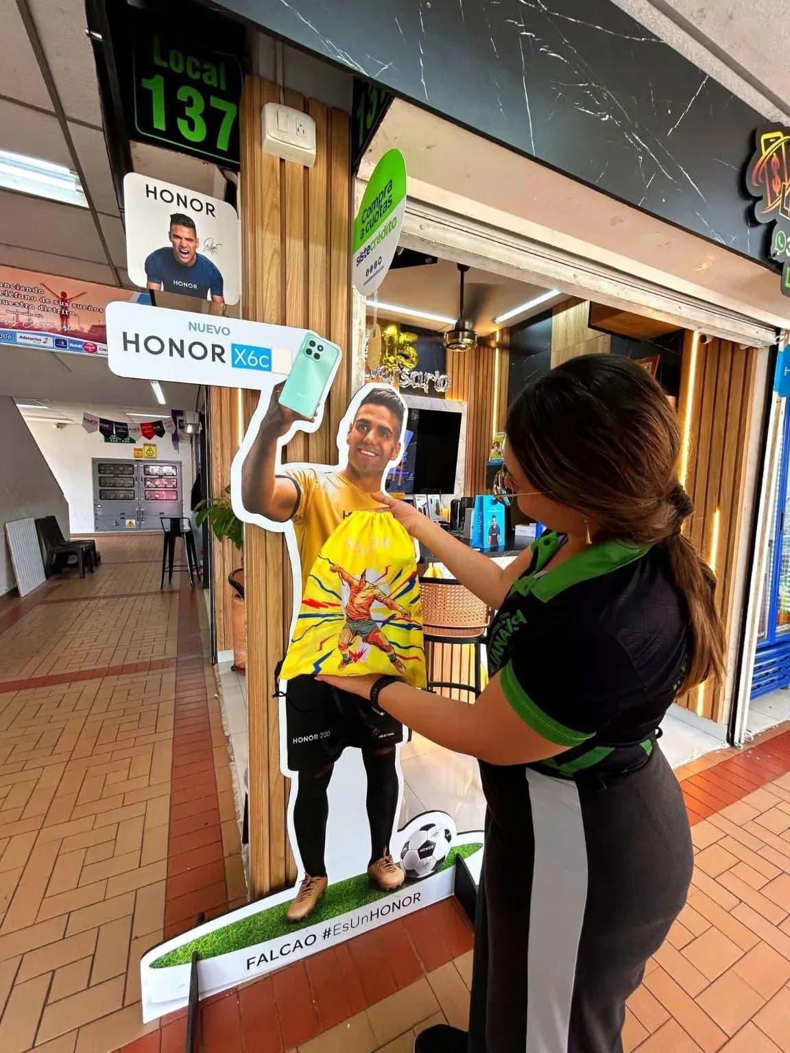 Liliana Sisa frente al local 137 de Créditos Móviles en Barrancabermeja