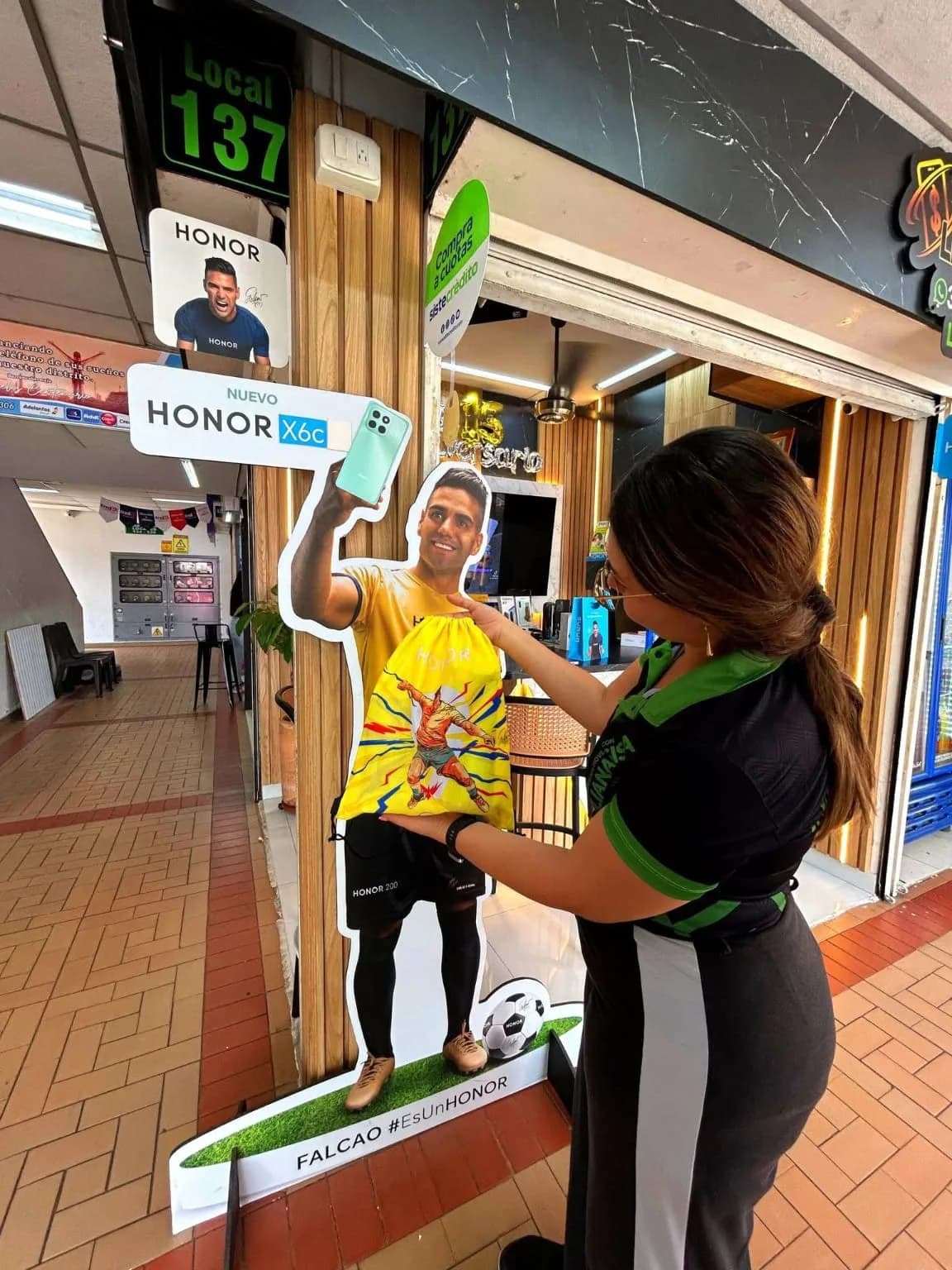 Liliana Sisa frente al local 137 de Créditos Móviles en Barrancabermeja