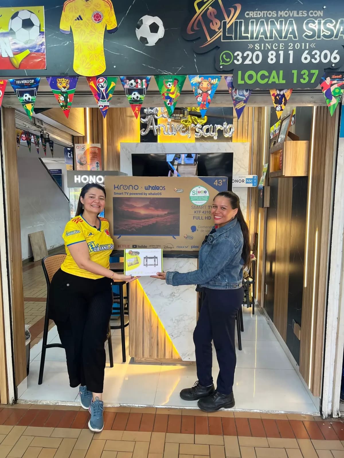 Liliana Sisa realizando una entrega de premio a una ganadora